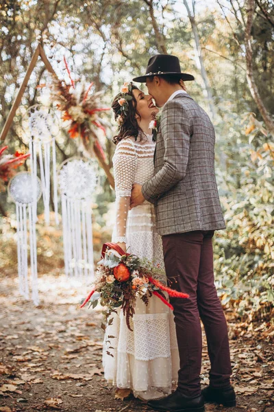 Romantikus Esküvő Pillanat Pár Friss Házaspár Csókolózás Portré Nézik Egymást — Stock Fotó