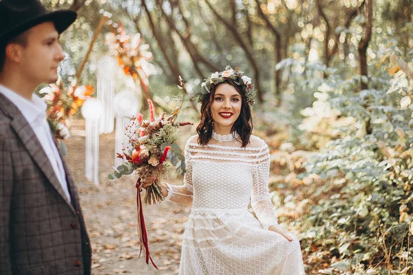 Sposa Sposo Elegante Felice Coppia Nozze Una Cerimonia Nozze All — Foto Stock