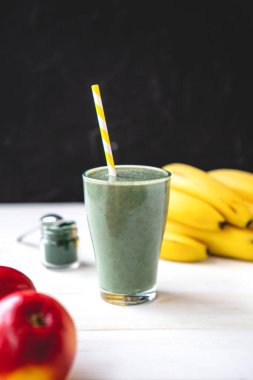 Yiyecek ve içecek, diyet ve beslenme kavramı. Yaz detoksifikasyonu için muz, spiral ve olgun elmalı sağlıklı vejetaryen smoothie.