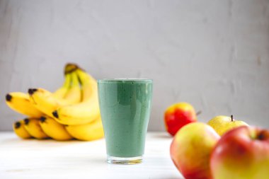 Taze kırmızı elma, muz ve spirulina tozuyla meyve püresi. Yaz vitamini tazeleyici içecek. Sağlıklı detoks diyeti