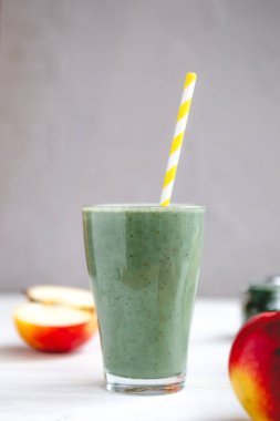 Taze kırmızı elma, muz ve spirulina tozuyla meyve püresi. Yaz vitamini tazeleyici içecek. Sağlıklı detoks diyeti