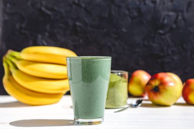 Yiyecek ve içecek, diyet ve beslenme kavramı. Yaz detoksifikasyonu için muz, spiral ve olgun elmalı sağlıklı vejetaryen smoothie.