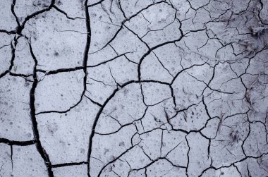 Derin çatlakları olan kurumuş bataklık deseni. Yaşlılık, terk etme, yozlaşma ve günah kavramı, ölü toprak.