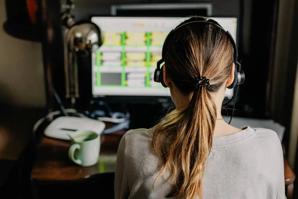 Junge Frau Gespräch Mit Kunden Hause Online Call Center Eine — Stockfoto