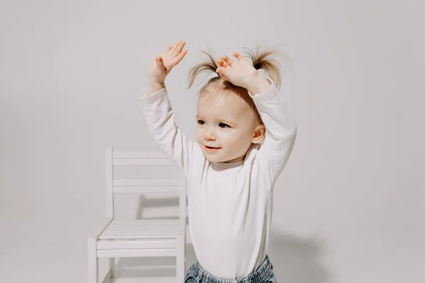 Beyaz Tişört Kot Pantolon Giymiş Kuyruklu Şirin Küçük Kız Fotoğraf — Stok fotoğraf