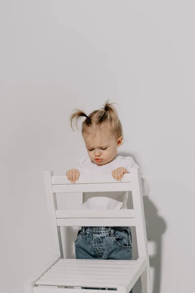 Jolie Petite Fille Avec Une Coiffure Queue Cheval Vêtue Shirt — Photo