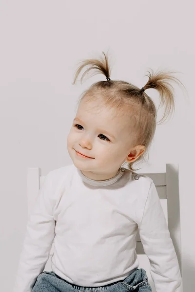 Schattig Klein Meisje Met Een Paardenstaart Kapsel Gekleed Een Wit — Stockfoto