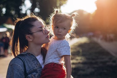 03.06.2018 Vinnitsa, Ukrayna: Ailesi olan çocuk hafta sonu akşam parkta yürüyor