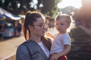 03.06.2018 Vinnitsa, Ukrayna: Ailesi olan çocuk hafta sonu akşam parkta yürüyor