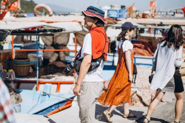 07.07.2018 İstanbul, Türkiye: marina yakınlarında deniz kenarında turistlerin bulunduğu küçük bir turizm caddesi