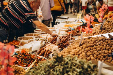 07.07.2018 İstanbul, Türkiye: Dost canlısı satıcılar Türk pazarında baharat, şeker ve sebze satıyor