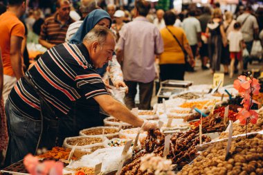 07.07.2018 İstanbul, Türkiye: Dost canlısı satıcılar Türk pazarında baharat, şeker ve sebze satıyor