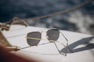 Küçük bir turist teknesinin kayığı açık mavi renkli deniz dalgalarının arka planına karşı doğrudan güneş ışığı altında