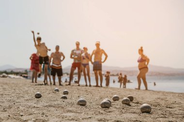 07.07.2018 İstanbul, Türkiye: Tatilcilerle dolu bir otel yakınındaki plajda Petanque oynayan dost canlısı insanların portresi