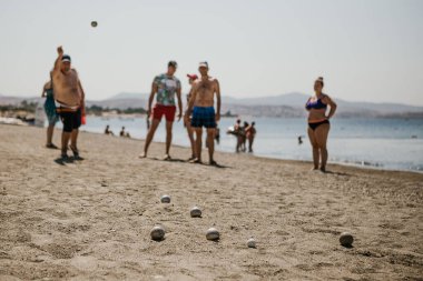 07.07.2018 İstanbul, Türkiye: Plaj emeklileri için tatil - bir petanque oyunu