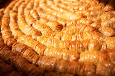 Baklava. Hamur, bal, fındık ve yukarıdan çekilmiş geleneksel Türk tatlıları. Arkaplan olarak ideal