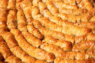 Baklava. Hamur, bal, fındık ve yukarıdan çekilmiş geleneksel Türk tatlıları. Arkaplan olarak ideal