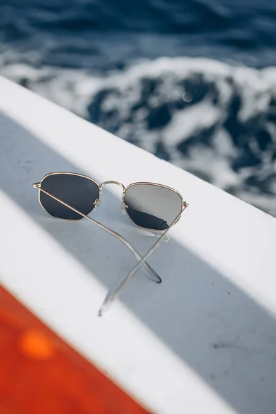 Raad Van Bestuur Van Een Kleine Toeristische Boot Tegen Achtergrond — Stockfoto