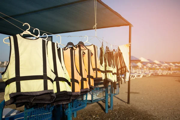 Alte Schäbige Schwimmwesten Hängen Strand Neben Dem Zelt Mit Extremem — Stockfoto