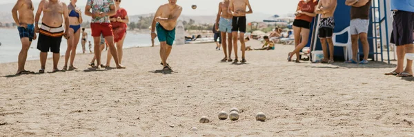 Retrato Pessoas Amigáveis Jogando Petanca Lazer Praia Perto Hotel Cheio — Fotografia de Stock