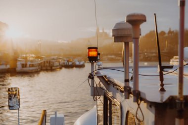 14.02.2020 Prag, Çek Cumhuriyeti: Prag, Çek Cumhuriyeti şehir manzarası yolcu gemisinin üst güvertesinden