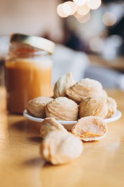 Masa arkasında kaynatılmış konsantre süt olan ev yapımı kurabiyeler. Boşluğu kopyala