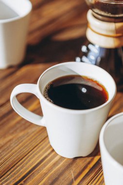 Kahve alternatif olarak kağıt filtre kullanılarak yapılır ve kemex şişeden kupaya dökülür. Üçüncü dalga kafe