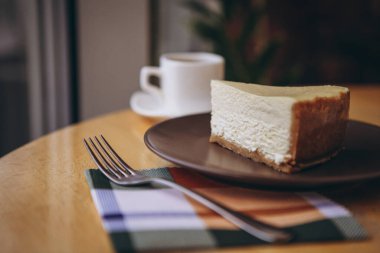 Kahve dükkanındaki masada kahveli bir parça kek.