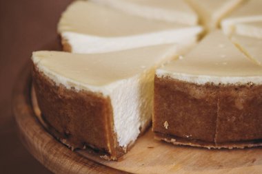 Kahve dükkanındaki masada kahveli bir parça kek.