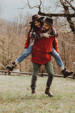 Dışarıda dağda yürüyen sevgi dolu bir çift. Erkek ve kadın birlikte seyahat eder. Çiftler doğanın tadını çıkarırlar, sarılırlar.,