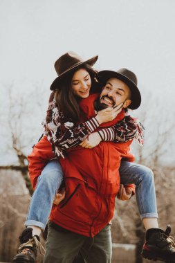 Dışarıda dağda yürüyen sevgi dolu bir çift. Erkek ve kadın birlikte seyahat eder. Çiftler doğanın tadını çıkarırlar, sarılırlar.,