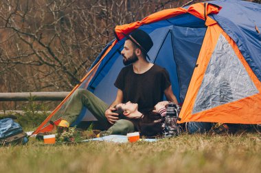 Şık sakallı adam ve genç çekici kadın dağlara geziye çıktılar.