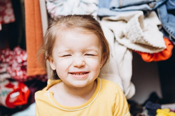 Retrato Menina Sorridente Feliz Casa Criança Brincando Com Pais Casa — Fotografia de Stock