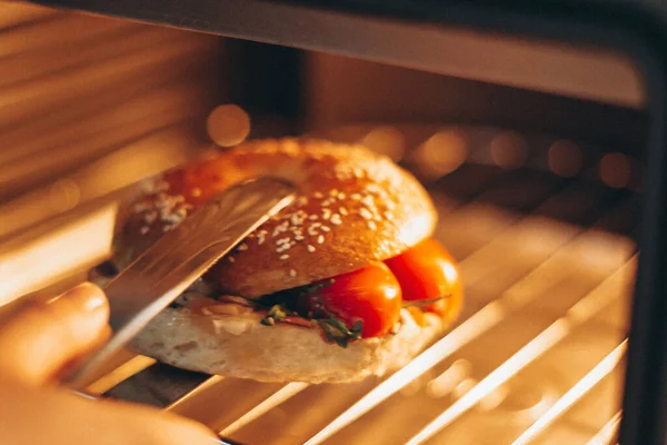 Proces Výroby Nebo Grilování Sendviče Mikrovlnné Troubě Fast Foodové Kavárně — Stock fotografie