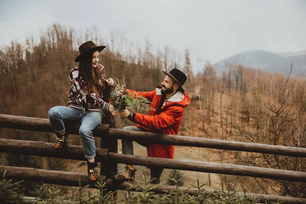 Kırsal Kesimde Yaşayan Şık Bir Çift Ormanın Yakınındaki Bir Dağda — Stok fotoğraf