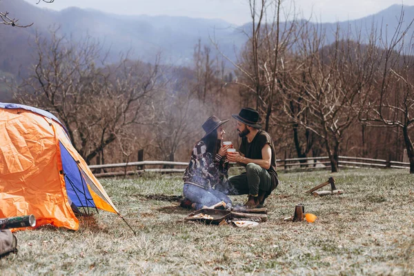 恋人のカップルは山の屋外に座っている 男と女が一緒に旅行する カップル旅行者は自然 テントの近くの風景を見て楽しむ — ストック写真