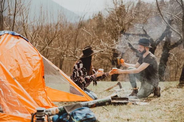 Homme Barbu Élégant Jeune Femme Attrayante Fait Voyage Dans Les — Photo