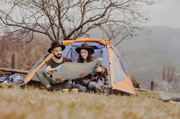 Bir Çift Şık Genç Gezgin Dağlarda Yürüyüş Yapan Bir Aile — Stok fotoğraf