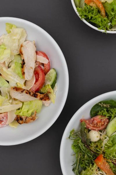 Pratos Profundos Brancos Com Ingredientes Salada Frescos Misturados Com Molho — Fotografia de Stock