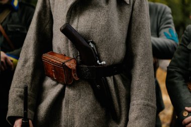 13.10.2019 Vinnitsa, Ukrayna: askeri aktörler 2. Dünya Savaşı silahları, orijinal silahlar ve tabancalara sahipler. Ukrayna 'daki gerillaların askeri yeniden yapılandırılması