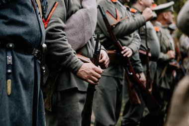 13.10.2019 Vinnitsa, Ukrayna: askeri aktörler 2. Dünya Savaşı silahları, orijinal silahlar ve tabancalara sahipler. Ukrayna 'daki gerillaların askeri yeniden yapılandırılması