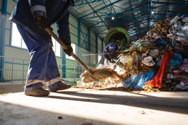 01.11.2019 Kyiv, Ukrayna: fabrikada çöplerin elle sıralanması