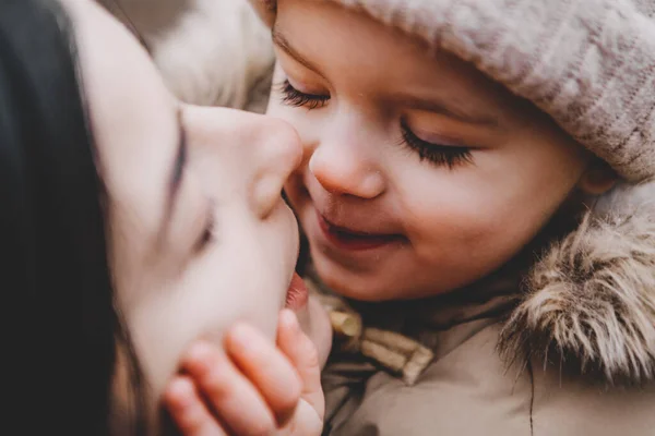 Mor Och Dotter Ängen Mor Och Dotter Leker Med Händerna — Stockfoto