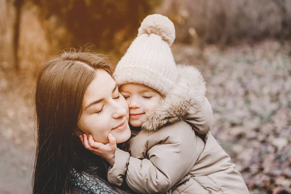 Madre Figlia Sul Prato Madre Figlia Giocare Con Mani — Foto Stock