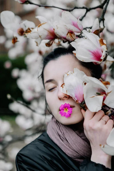 Junges Mädchen Genießt Die Blüte Der Weißen Und Rosa Magnolienblüten — Stockfoto