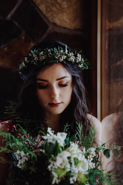Portrét Stylové Mladé Nevěsty Krásným Make Upem Věncem Hlavě Rafinovaných — Stock fotografie