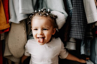 01.06.2019 Vinnytsia, Ukrayna: Evde saklambaç oynayan bir çocuğun portresi. Boşluğu kopyala