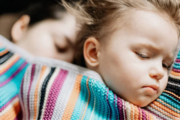 2019 Vinnytsia Ουκρανία Νεαρή Μητέρα Και Μωρό Των Ετών Κοιμούνται — Φωτογραφία Αρχείου