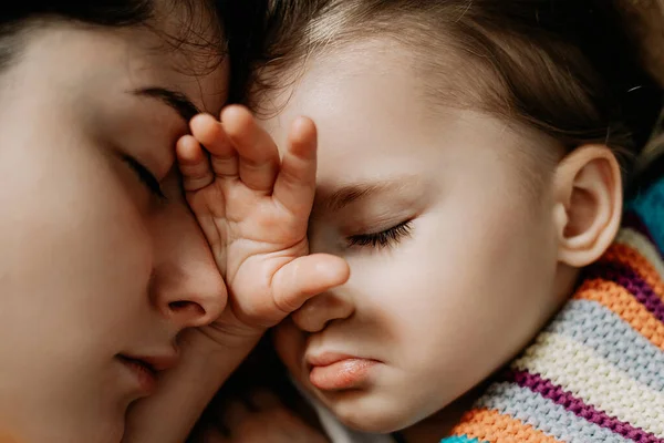 2019 Винница Украина Молодая Мать Ребенок Лет Спят Вместе Обнимаясь — стоковое фото