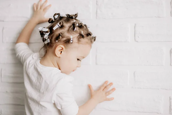 2019 Vinnytsia Ucrania Retrato Una Chica Con Brillantes Emociones Bebé — Foto de Stock